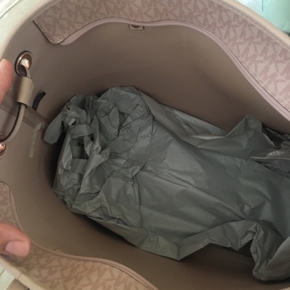 Last one✨Michael Kors jet set Large zipper tote - Picture 4 of 6